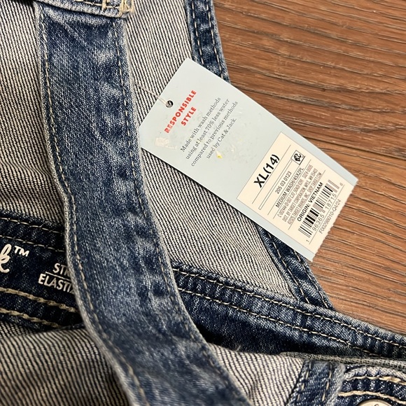 NWT Girls Overalls Blue Light Wash XL. (14)
Denim Rompers Adjustable, distressed - Picture 9 of 14